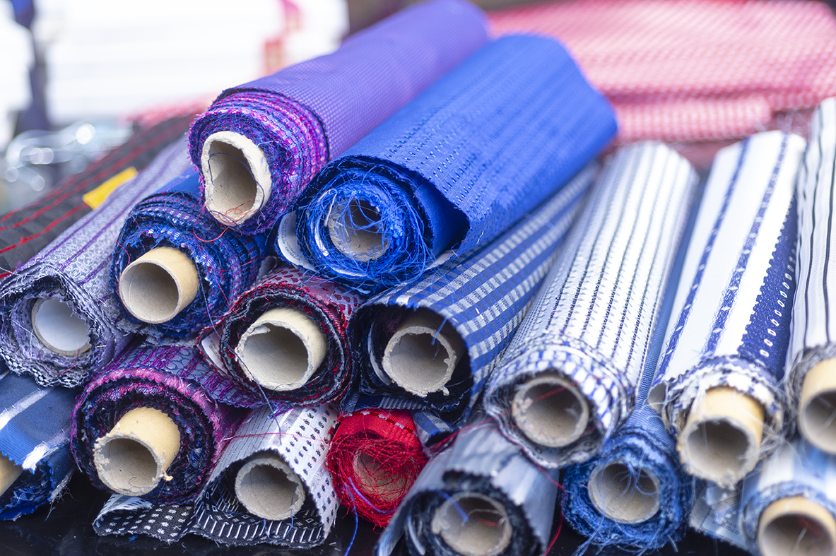 Le style et les tissus pour cravates et foulards